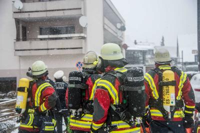 Aichwald-Schanbach: Messi-Wohnung in Brand - Feuerwehr hat Probleme mit Muell in der Wohnung